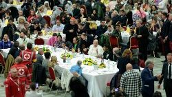 Papst Franziskus nimmt an einem Mittagessen teil, das der Vatikan am Welttag der Armen in der päpstlichen Audienzhalle anbietet.