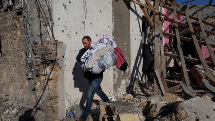 Un Ukrainien dans les ruines d'immeubles détruits à Odessa, le 17 novembre 2024