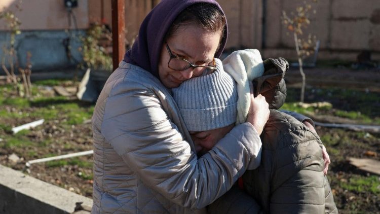 Moradores reagem ao lado de sua casa fortemente danificada por um ataque de míssil russo, em meio ao ataque da Rússia à Ucrânia em Odessa, 17 de novembro de 2024. REUTERS/Nina Liashonok 
