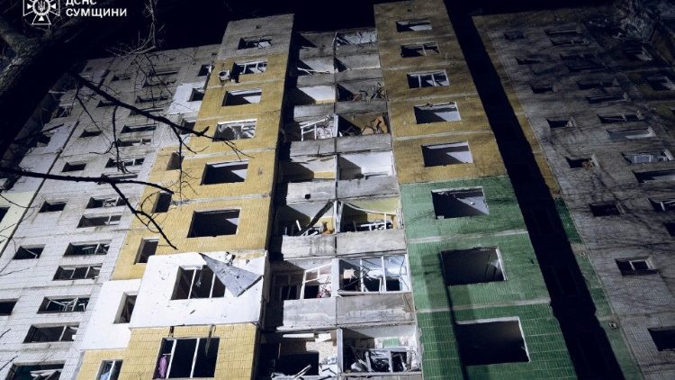 Um edifício residencial é danificado por um ataque de míssil russo, em meio ao ataque russo à Ucrânia, em Sumy, Ucrânia, em 17 de novembro de 2024. Press service of the State Emergency Service of Ukraine in Sumy region/Handout via REUTERS 