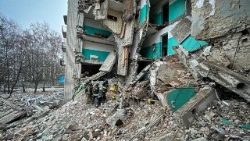 Ратавальнікі працуюць на месцы жылога дома, па якім нанёс удар расійскі дрон, падчас расійскай атакі на Украіну, у горадзе Глухаў Сумской вобласці, Украіна. Фотаздымак зроблены 19 лістапада 2024 года.