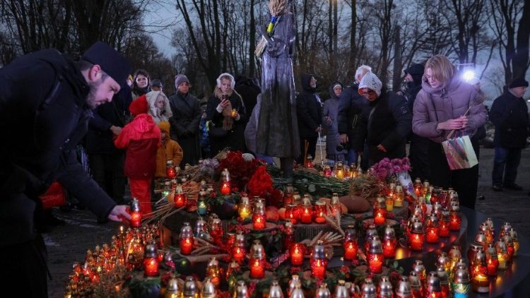 Pessoas visitam um monumento às vítimas do Holodomor durante uma cerimônia em comemoração à fome de 1932-33, na qual milhões morreram de fome, em Kiev, Ucrânia, em 23 de novembro de 2024. A cerimônia acontece durante o ataque da Rússia à Ucrânia. REUTERS/Gleb Garanich