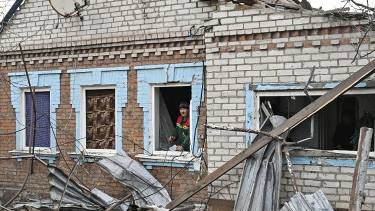 Um funcionário municipal inspeciona uma casa danificada por um ataque de drone russo, em meio ao ataque da Rússia à Ucrânia, em Zaporizhzhia, Ucrânia, em 25 de novembro de 2024. REUTERS/Stringer