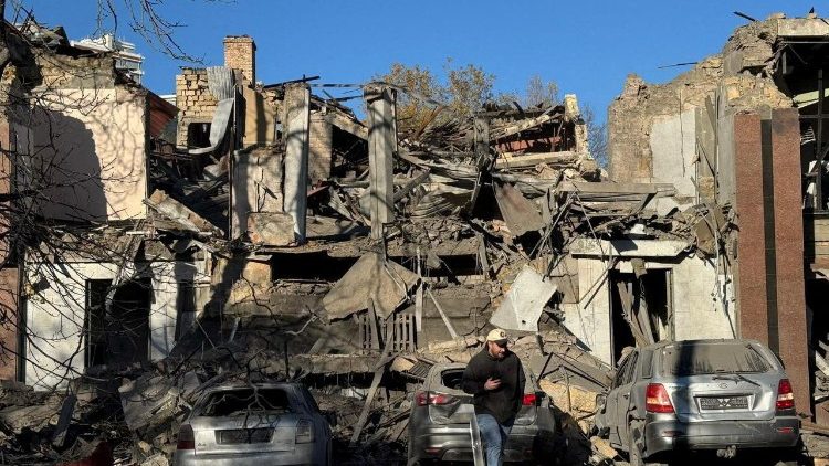 Um morador caminha ao lado de prédios e carros gravemente danificados por um ataque de míssil russo, em meio ao ataque russo à Ucrânia, em Odesa, Ucrânia, em 25 de novembro de 2024. Ukraine's President Volodymyr Zelenskiy via Telegram/Handout via REUTERS