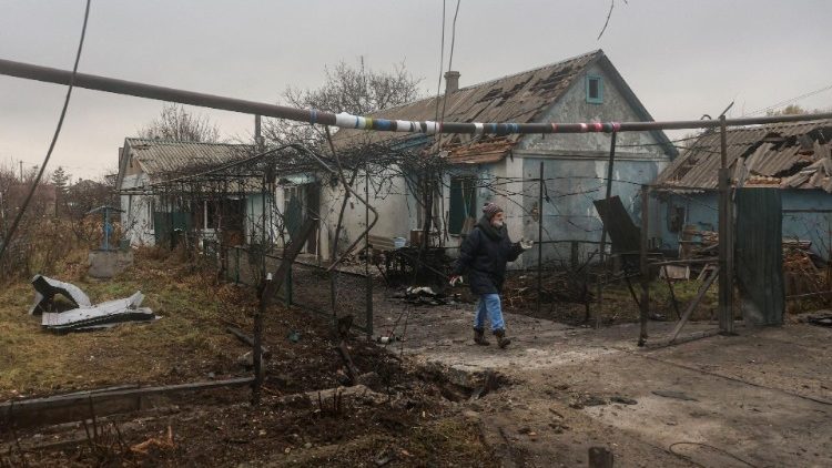 Uma moradora caminha ao lado de sua casa danificada por um ataque de drone russo, em meio ao ataque da Rússia à Ucrânia, nos arredores de Odesa, Ucrânia, em 29 de novembro de 2024. REUTERS/Nina Liashonok