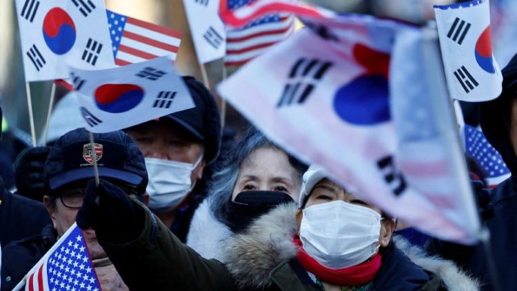 Le proteste di piazza a Seul dopo la dichiarazione della legge marziale