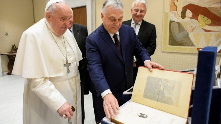 Le Pape François et le premier ministre Viktor Orbán lors de l'échange de cadeaux