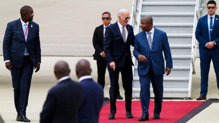 US-Präsident Joe wird nach seiner Ankunft in Angola von Präsident Joao Lourenco begrüßt