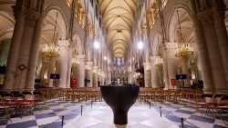 Новы баптыстэрый у парыжскім саборы Нотр-Дам, створаны французскім мастаком і дызайнерам Гіёмам Бардэ