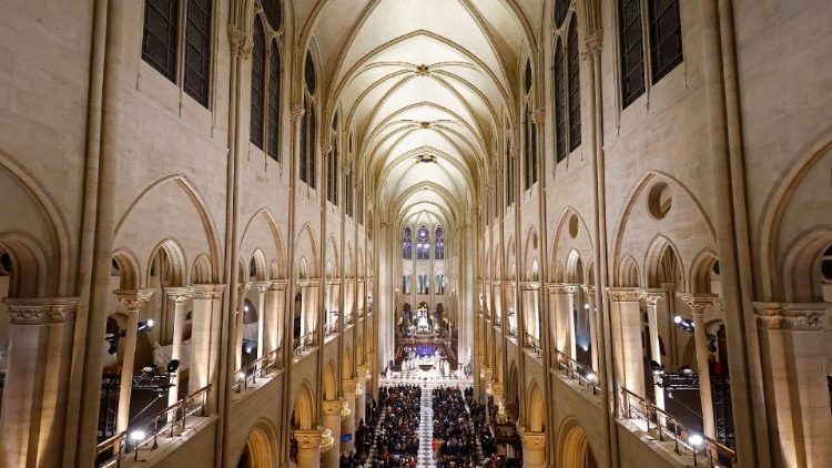 नोट्र डेम महागिरजाघऱ के अंदर का भाग