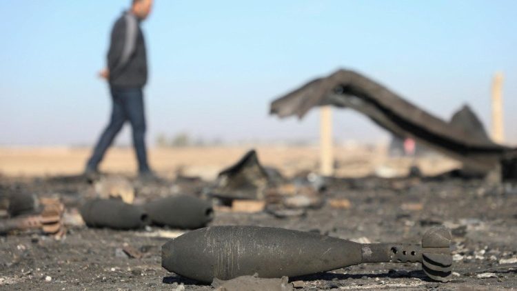 Trümmer auf dem Flugfeld von Qamishli in Syrien