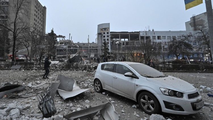 Um homem caminha entre edifícios fortemente danificados por um ataque de míssil russo, em meio ao ataque da Rússia à Ucrânia, em Zaporizhzhia, Ucrânia, em 10 de dezembro de 2024. REUTERS/Stringer
