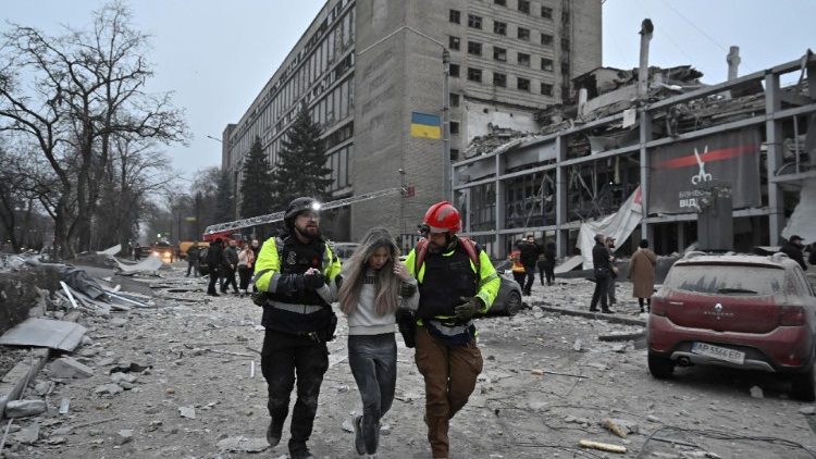Paramédicos evacuam uma mulher do local de um ataque de míssil russo, em meio ao ataque da Rússia à Ucrânia, em Zaporizhzhia, Ucrânia, em 10 de dezembro de 2024. REUTERS/Stringer
