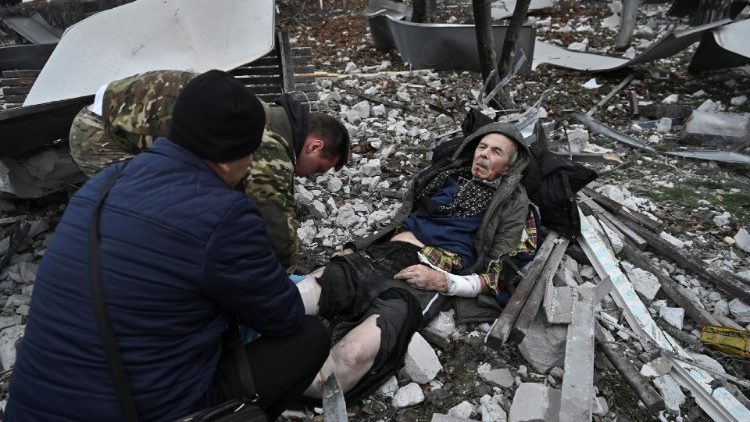 Homens prestam primeiros socorros a um morador ferido durante um ataque de míssil russo, em meio ao ataque da Rússia à Ucrânia, em Zaporizhzhia, Ucrânia, em 10 de dezembro de 2024. REUTERS/Stringer