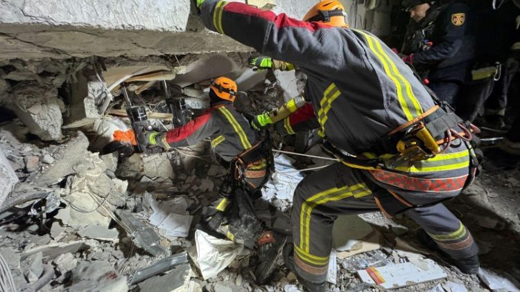 Equipes de resgate liberam dos escombros o corpo de uma pessoa no local de um prédio fortemente danificado por um ataque de míssil russo, em meio ao ataque da Rússia à Ucrânia, em Zaporizhzhia, Ucrânia, em 10 de dezembro de 2024. Press service of the State Emergency Service of Ukraine in Zaporizhzhia region/Handout via REUTERS 
