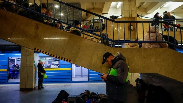 Pessoas se abrigam dentro de uma estação de metrô durante um ataque militar russo, em meio ao ataque da Rússia à Ucrânia, em Kiev, Ucrânia, 13 de dezembro de 2024. REUTERS/Alina Smutko