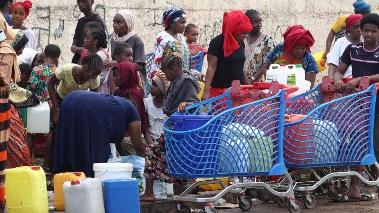 Mieszkańcy w kolejce po wodę pitną