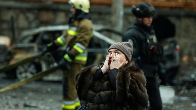 Uma mulher reage no local de um ataque de míssil russo, em meio ao ataque da Rússia à Ucrânia, no centro de Kiev, Ucrânia, em 20 de dezembro de 2024. REUTERS/Thomas Peter