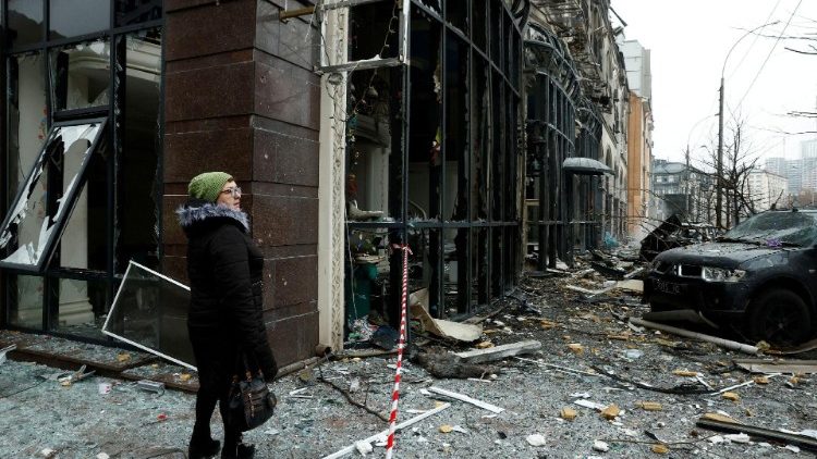 Uma mulher está no local de um prédio danificado durante um ataque de míssil russo, em meio ao ataque da Rússia à Ucrânia, no centro de Kiev, Ucrânia, em 20 de dezembro de 2024. REUTERS/Thomas Peter