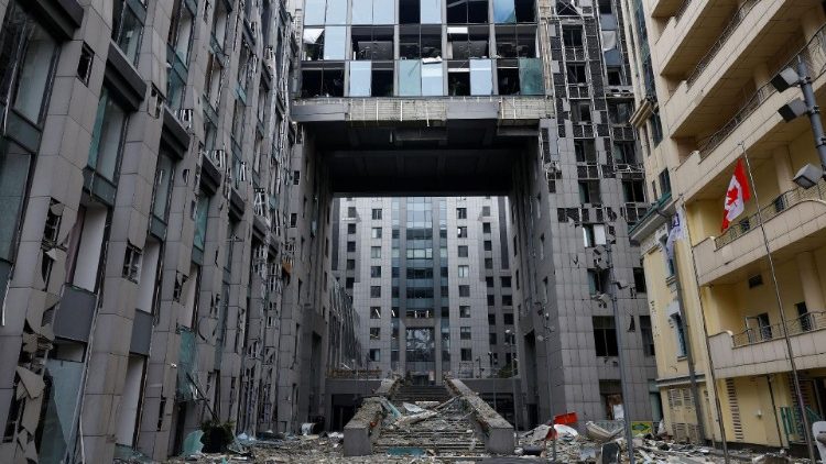 Uma vista de um edifício danificado durante um ataque de míssil russo, em meio ao ataque da Rússia à Ucrânia, no centro de Kiev, Ucrânia, em 20 de dezembro de 2024. REUTERS/Valentyn Ogirenko