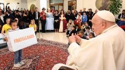 папа Франциск на среща с децата от диспансера Санта Марта