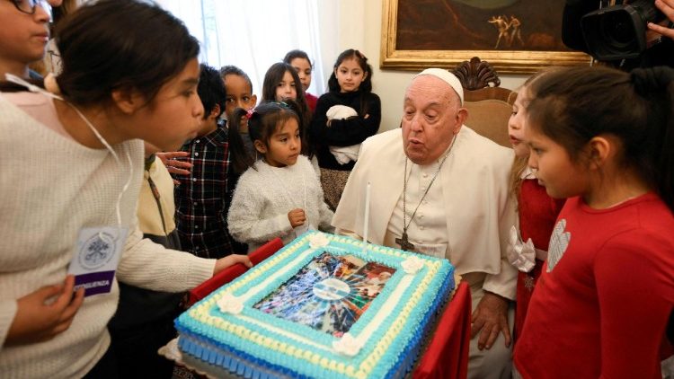 Papst vor Geburtstagstorte