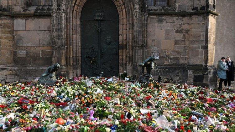 Trauernde haben Blumen, Kuscheltiere und Kerzen vor der Johanniskirche in Magdeburg niederlegt