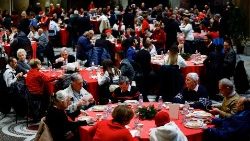Il tradizionale pranzo di Natale organizzato dalla Comunità di Sant'Egidio nella basilica di Santa Maria in Trastevere