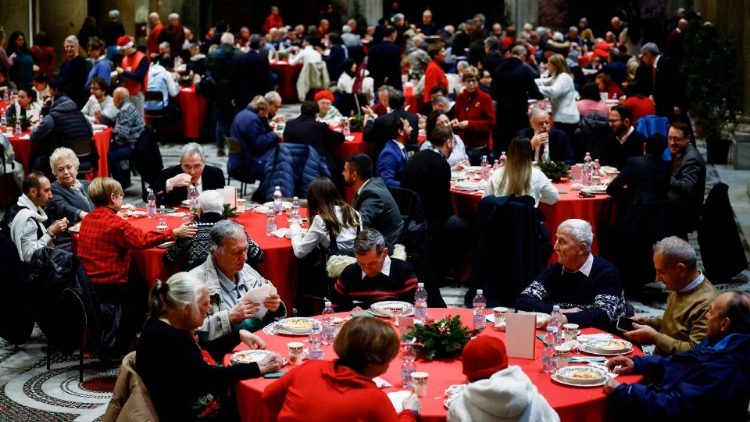 Il tradizionale pranzo di Natale organizzato dalla Comunità di Sant'Egidio nella basilica di Santa Maria in Trastevere 