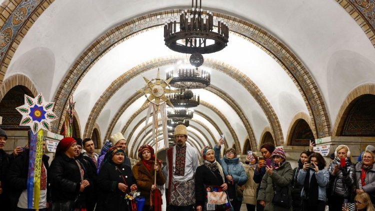 Pessoas vestidas com roupas tradicionais cantam canções de natal dentro de uma estação de metrô durante a celebração de Natal, em meio ao ataque da Rússia à Ucrânia, em Kiev, Ucrânia, 25 de dezembro de 2024. REUTERS/Valentyn Ogirenko