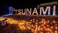 Des bougies hier sur la plage de Ban Nam Khem, un petit village de pêcheurs détruit par la vague dans la province de Phang Nga, en Thaïlande.