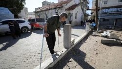 Un paziente evacuato dall'ospedale Kamal Adwan di Gaza