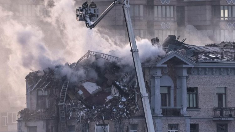 Bombeiros trabalham em um local de um prédio danificado durante um ataque de drone russo, em meio ao ataque da Rússia à Ucrânia, no centro de Kiev, Ucrânia, em 1º de janeiro de 2025. REUTERS/Yan Dobronosov