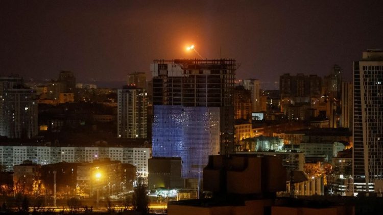 Uma explosão de um drone é vista no céu sobre a cidade durante um ataque de drone russo, em meio ao ataque da Rússia à Ucrânia, em Kiev, Ucrânia, em 3 de janeiro de 2025. REUTERS/Gleb Garanich