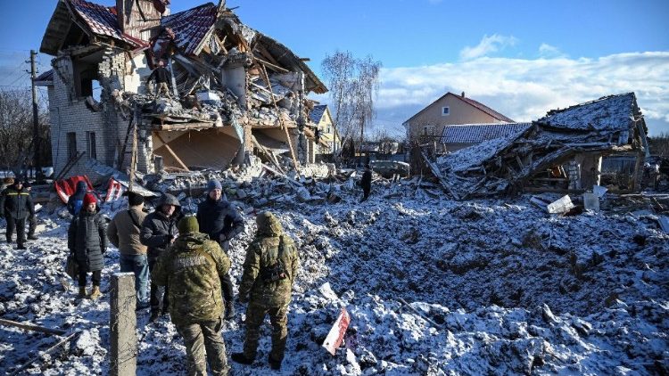 Moradores e membros do esquadrão antibombas estão em frente a uma casa destruída pelo ataque de mísseis russos de ontem, em meio ao ataque da Rússia à Ucrânia, em Chernihiv, Ucrânia, 4 de janeiro de 2025. REUTERS/Maksym Kishka