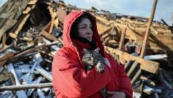 Mulher observa estragos após ataque russo em Chernihiv