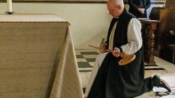 O arcebispo de Cantuária, Justin Welby, deposita seu cajado pastoral no altar da capela do Palácio de Lambeth, em Londres