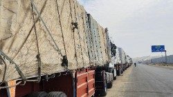 Lastwagen mit Hilfsgütern warten am Grenzübergang nach Gaza, um ihre Lieferungen zu den bedürftigen Menschen zu bringen 