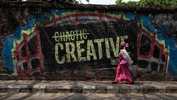 Frau in Nigeria vor Straßenkunst (Archivbild)