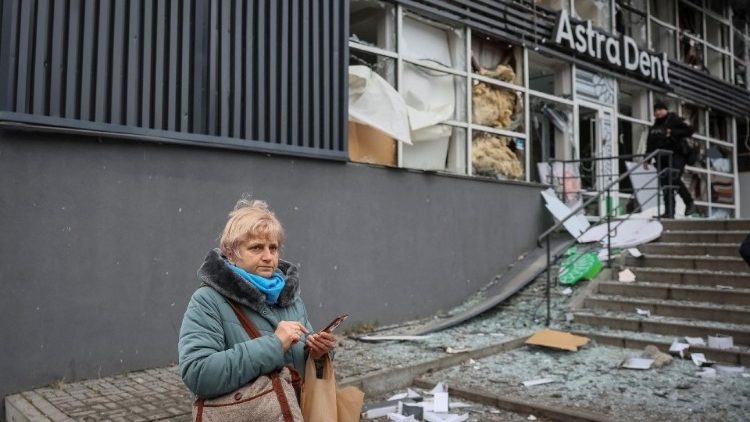 Um morador fica no local de um ataque de míssil russo, em meio ao ataque da Rússia à Ucrânia, em Kiev, Ucrânia, em 18 de janeiro de 2025. REUTERS/Gleb Garanich
