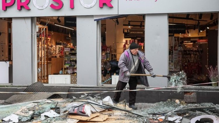 Um funcionário joga destroços do lado de fora de uma loja danificada por um ataque de míssil russo, em meio ao ataque da Rússia à Ucrânia, em Kiev, Ucrânia, em 18 de janeiro de 2025. REUTERS/Gleb Garanich