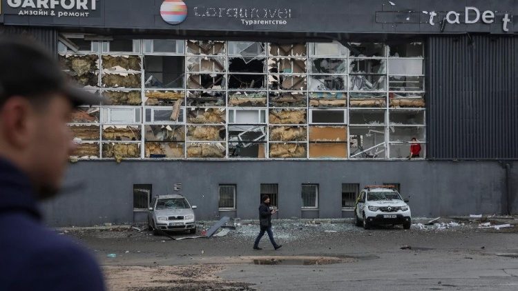 Um morador caminha no local de um ataque de míssil russo, em meio ao ataque da Rússia à Ucrânia, em Kiev, Ucrânia, 18 de janeiro de 2025. REUTERS/Gleb Garanich