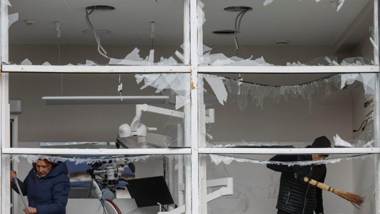 Membros da equipe limpam uma clínica odontológica danificada por um ataque de míssil russo, em meio ao ataque da Rússia à Ucrânia, em Kiev, Ucrânia, 18 de janeiro de 2025. REUTERS/Gleb Garanich