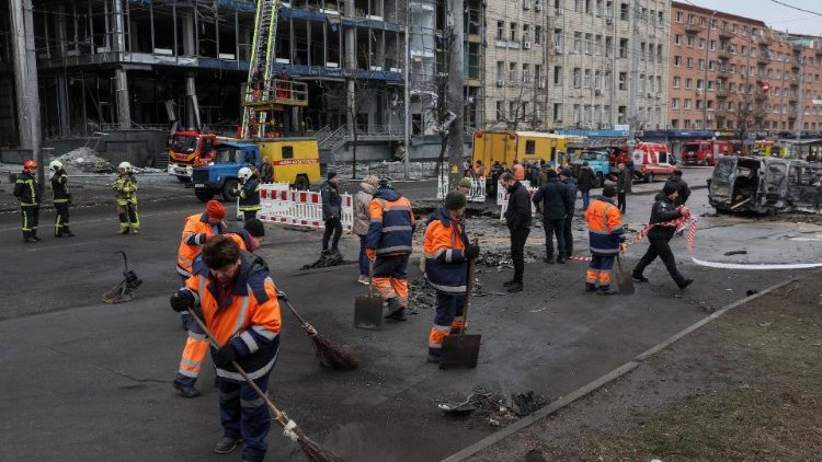 Trabalhadores comunitários limpam uma rua no local de um ataque de míssil russo, em meio ao ataque da Rússia à Ucrânia, em Kiev, Ucrânia, 18 de janeiro de 2025. REUTERS/Gleb Garanich