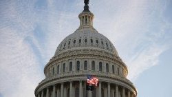 Le drapeau américain flottant en berne sur la façade ouest du Capitole à Washington, le jour de l'investiture de Donald Trump.