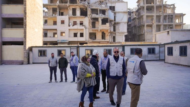 சிரியாவில் சேதமடைந்த பள்ளியை பார்வையிடும் யுனிசெப் அதிகாரிகள்