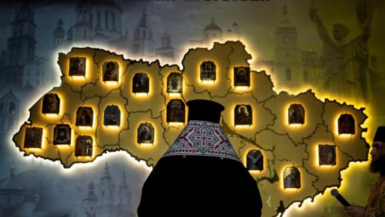 Sacerdote ortodoxo em frente a um mapa da Ucrânia enquanto abençoa ícones realizados em placas blindadas que pararam projéteis e salvaram vidas de militares ucranianos, durante a abertura da exposição "Altar da Liberdade", em meio ao ataque da Rússia à Ucrânia, em Kiev, Ucrânia, 22 de janeiro de 2025. REUTERS/Thomas Peter TPX IMAGENS DO DIA