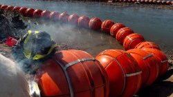 Wafanyikazi wakitengeneza  maboya kwenye mpaka wa Marekani na Mexico huko Eagle Pass, Texas kuzuia wahamiaji.