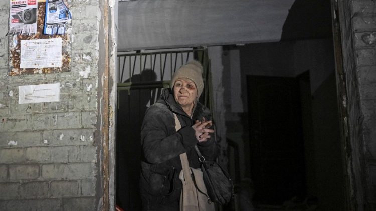 Um morador ferido sai de um prédio de apartamentos atingido por um ataque de míssil russo, em meio ao ataque da Rússia à Ucrânia, em Zaporizhzhia, Ucrânia, em 23 de janeiro de 2025. REUTERS/Stringer