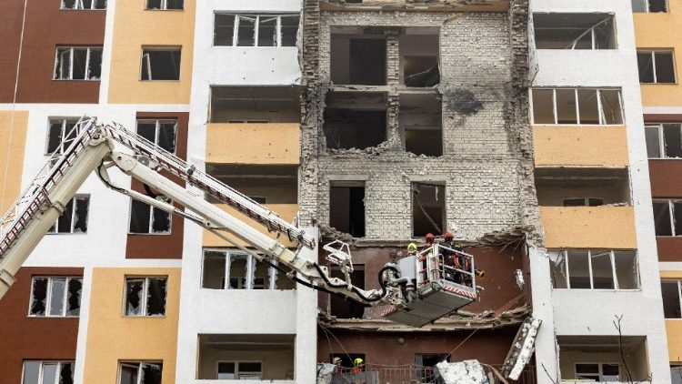 Equipes de resgate trabalham no local de um ataque de drone russo que danificou um prédio de apartamentos, em meio ao ataque da Rússia à Ucrânia, na cidade de Vyshneve, região de Kiev, Ucrânia, 25 de janeiro de 2025. REUTERS/Thomas Peter